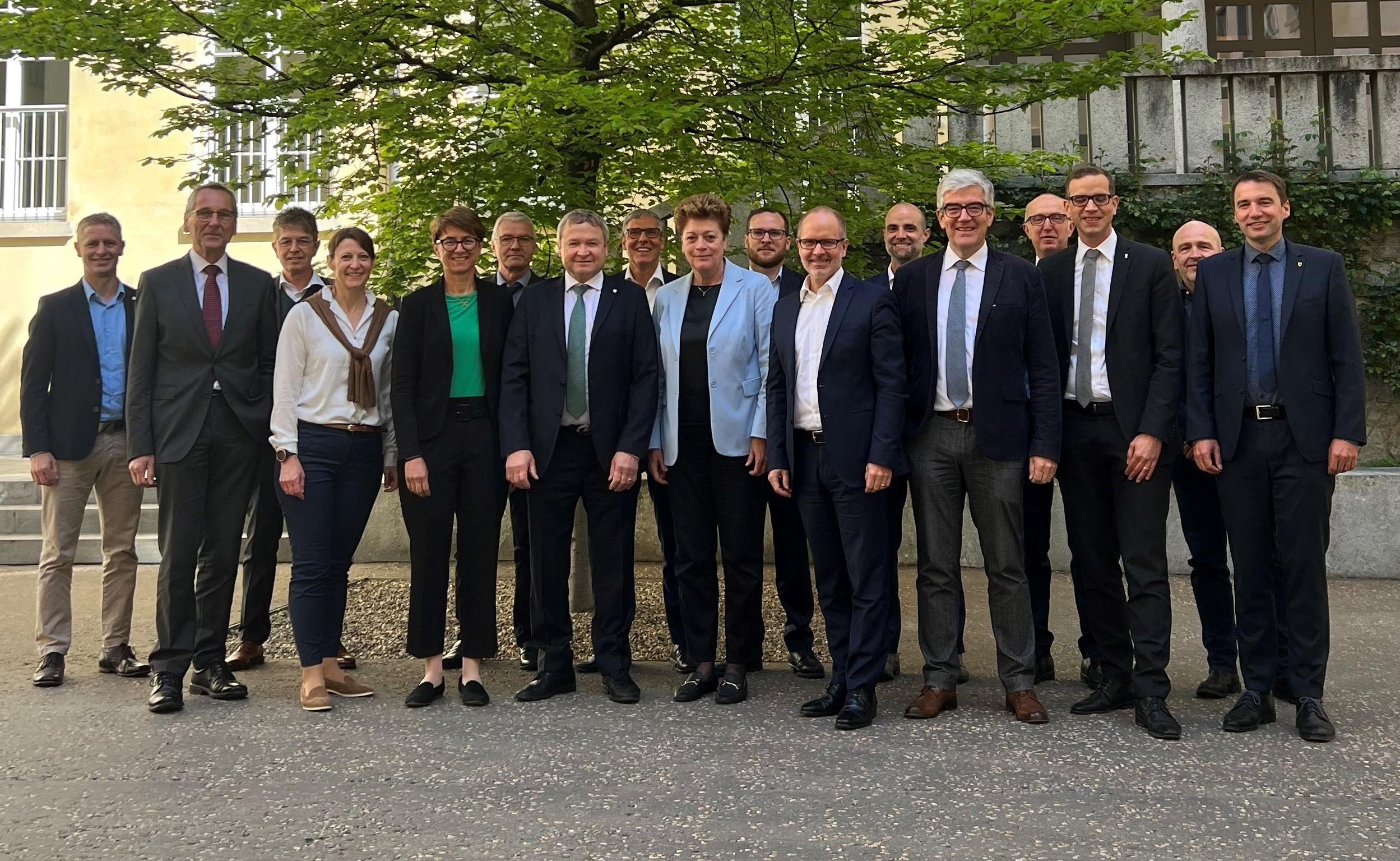 Die Mitglieder der EDK-Ost an der Jahresversammlung im Kloster Disentis. von links nach rechts: Patrik Riebli, TG; Regierungsrat (RR) Roland Inauen, AI; Jürg Raschle, SG; Rachel Guerra, Vertretung FL; RR Monika Knill, TG; Roland Moser, SH; RR Alfred Stricker, AR, Präsident EDK-Ost; Silvio Breitenmoser, AI; RR Silvia Steiner, ZH; Simon Bott, GR; RR Stefan Kölliker, SG; Balz Bänziger, GL; RR Jon-Domenic Parolini, GR; Patrick von Dach, Vertretung SZ; RR Markus Heer, GL; Markus Giuliani, ZH; RR Patrick Strasse